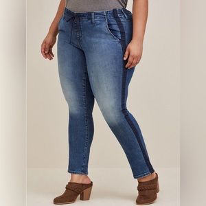 Torrid jean with navy side stripe
